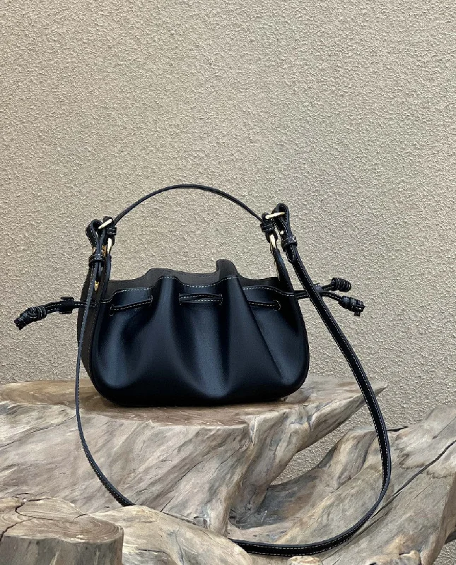 Fendi backpacks with a water - resistant exterior made of high - tech materialsFendi Pomodorino Black Mini Bag For Woman 17cm/6.5in