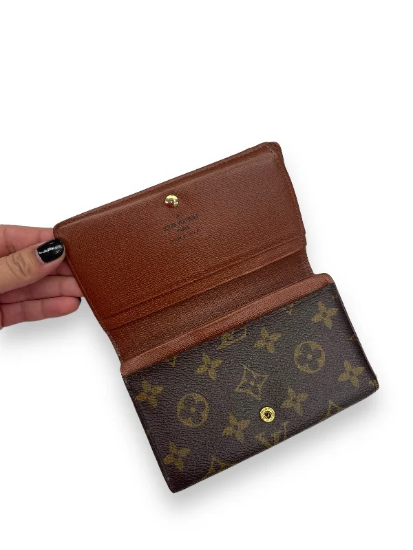 Louis Vuitton bags with a magnetic snap closure for easy accessWallet Designer By Louis Vuitton  Size: Medium