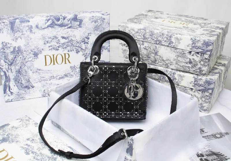 Christian Dior handbags with a detachable mirror for on - the - go touch - upsLuxury Handbags Christian Dior 230