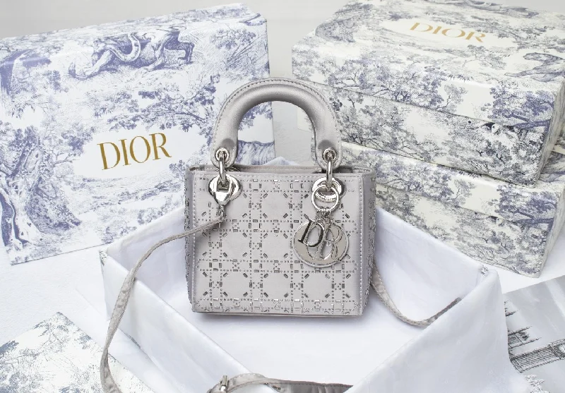 Luxury Christian Dior crossbody bags with a chain - link strapLuxury Handbags Christian Dior 231